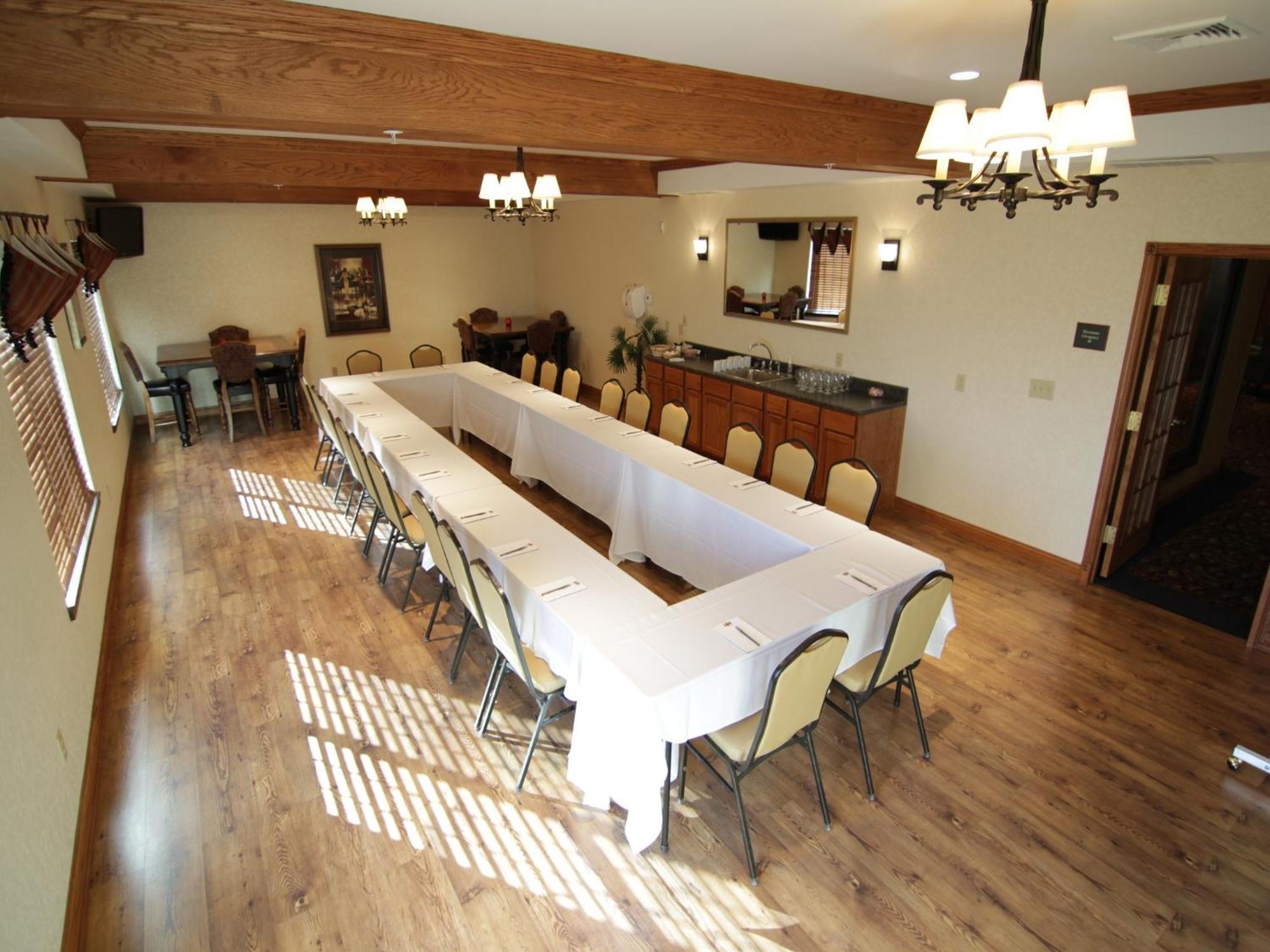 Town & Country Inn And Suites Quincy Bagian luar foto
