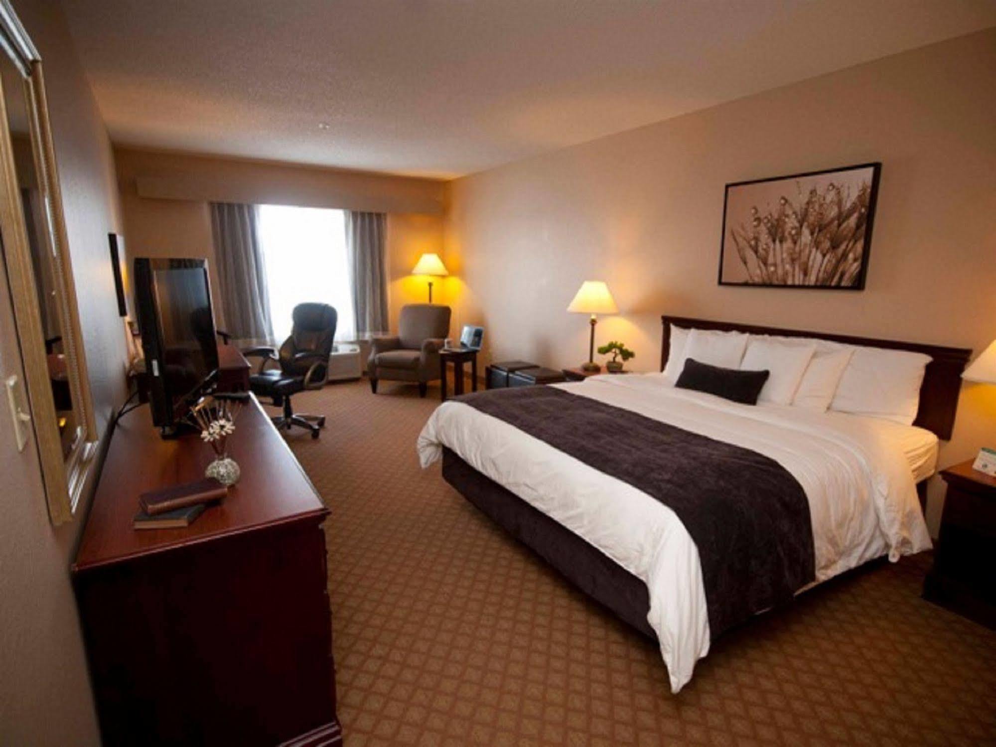 Town & Country Inn And Suites Quincy Bagian luar foto