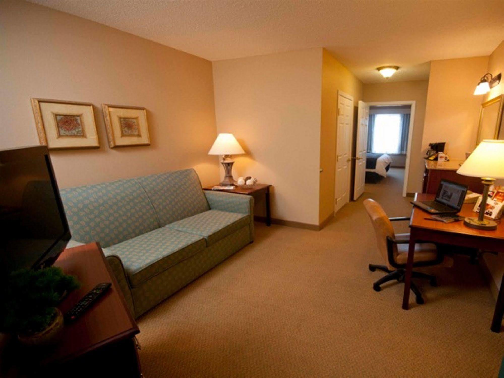 Town & Country Inn And Suites Quincy Bagian luar foto