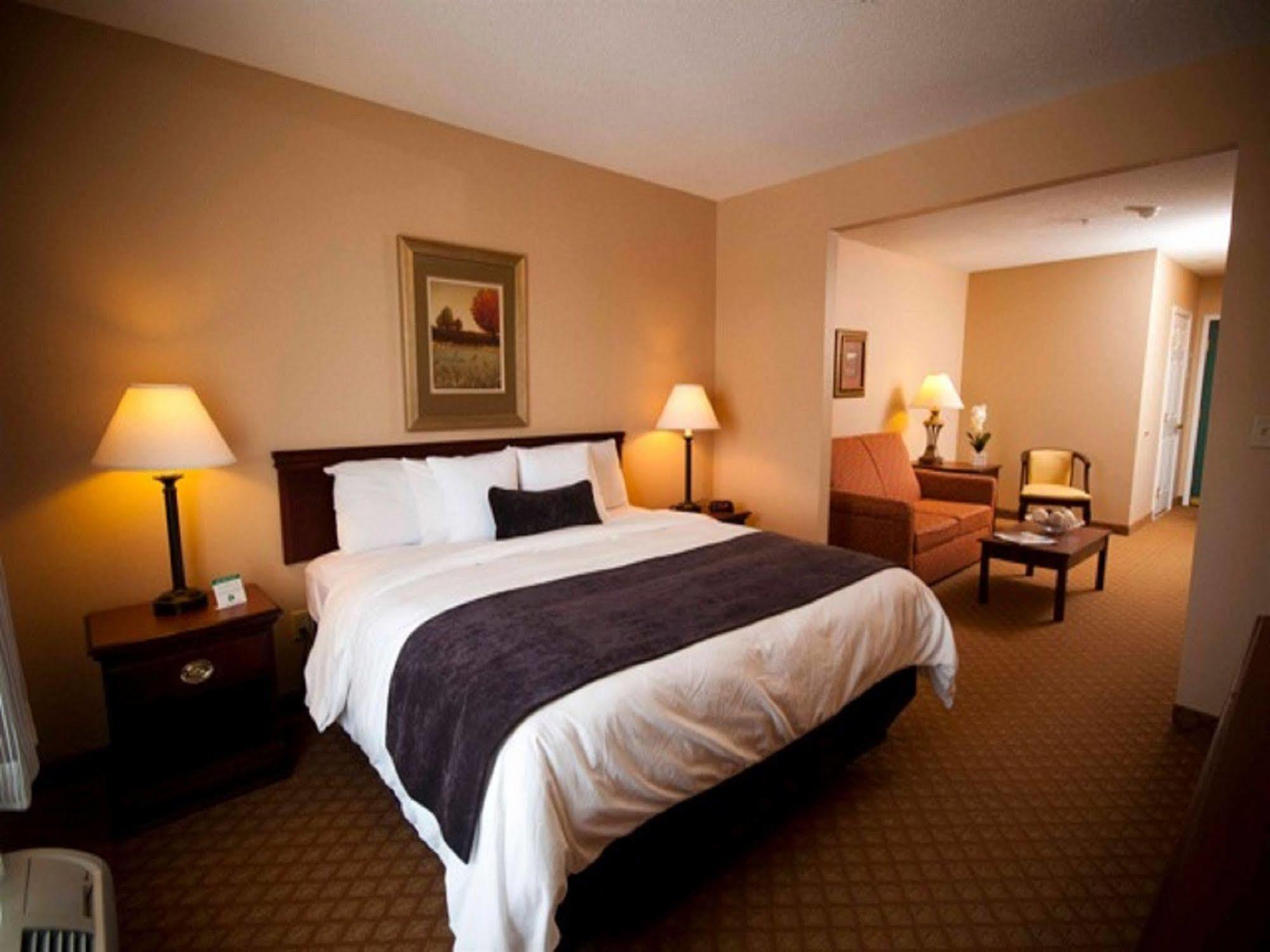 Town & Country Inn And Suites Quincy Bagian luar foto